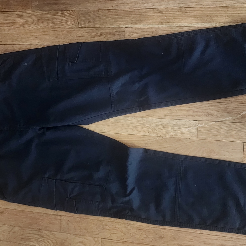 Sleek Black Cargo Pants with Versatile Style